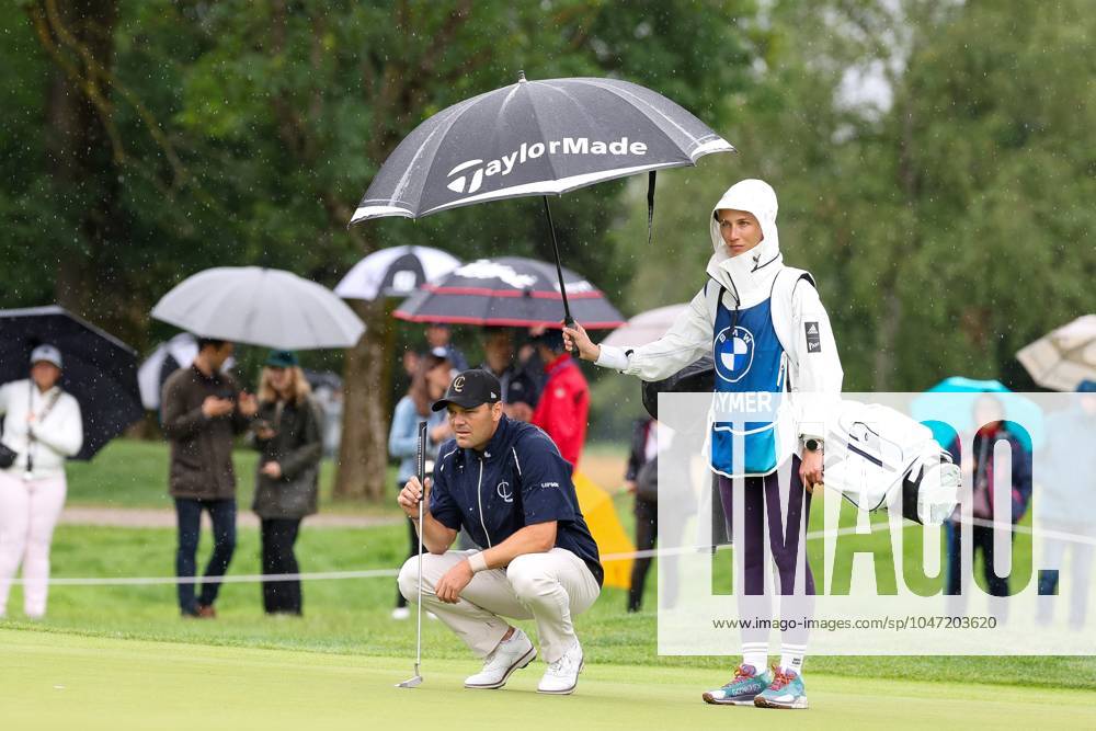 Martin Kaymer GER reading the putting line, Martin Kaymers caddy, his wife Irene Scholz, BMW International Open 2024, Golf, DP World Tour, Men, Final, 07 07 2024 Moosinning Bavaria Germany