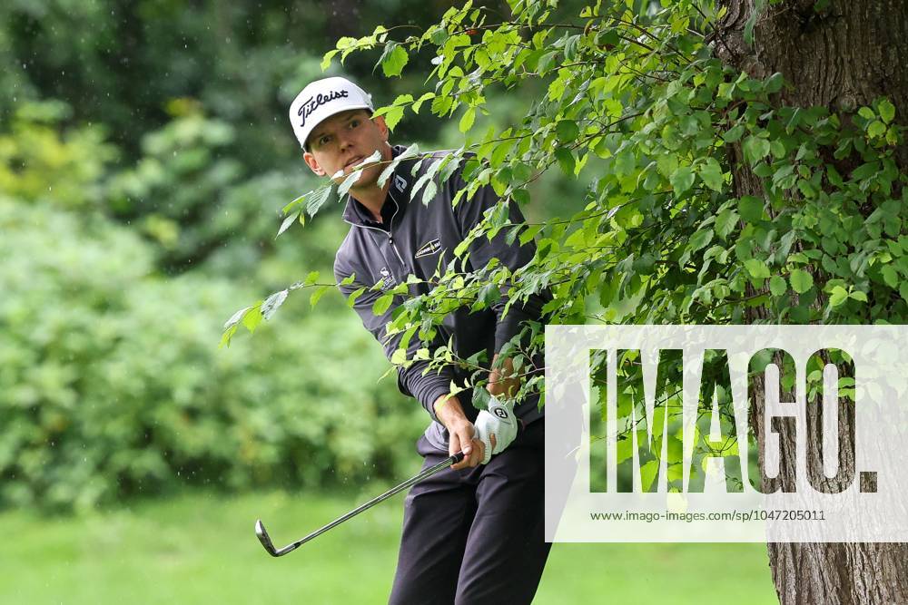 Difficult situation for Jeremy Paul GER , hits out of the rough, BMW International Open 2024, Golf, DP World Tour, Men, Final, 07 07 2024 Moosinning Bayern Germany