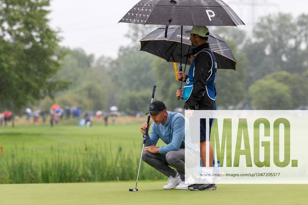 Matti Schmid GER reading the putting line, BMW International Open 2024, Golf, DP World Tour, Men, Final, 07 07 2024 Moosinning Bavaria Germany