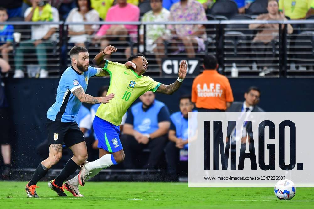 Copa America USA 2024 Uruguay (4p) 0-0 (2p) Brazil - Quarter-final Nahitan Nandez (L) of Uruguay fights for the ball with Rodrygo (R) of Brazil during the CONMEBOL Copa America 2024 Quarter-final match between Uruguay and Brazil, at Allegiant Stadium, on July 06, 2024 in Las Vegas, Nevada, United States. LAS VEGAS NEVADA UNITED STATES