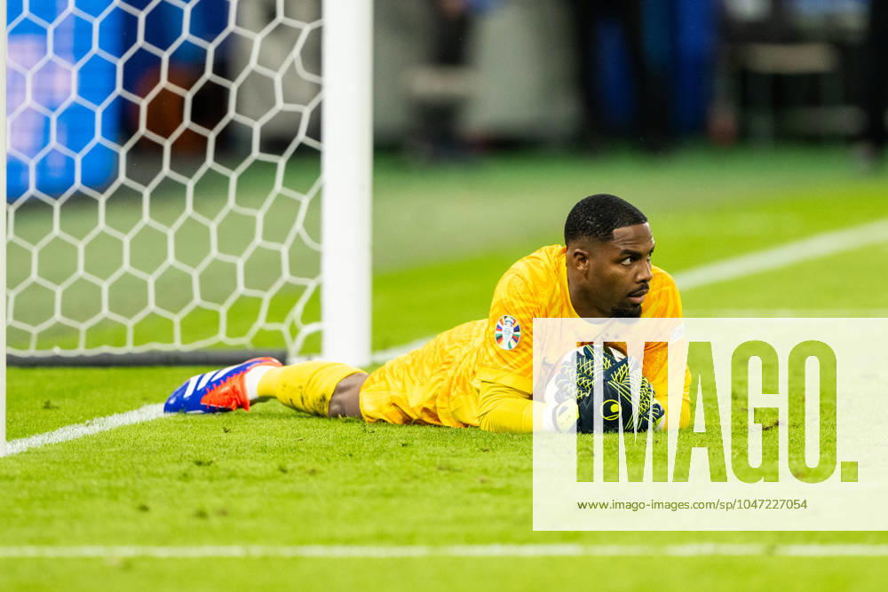 Portugal v France, UEFA EURO, EM, Europameisterschaft,Fussball 2024, Hamburg, Germany Hamburg, Germany. 05th, July 2024. Goalkeeper Mike Maignan (16) of France seen during the UEFA Euro 2024 quarter final match between Portugal and France at Volksparkstadion in Hamburg. Hamburg Germany
