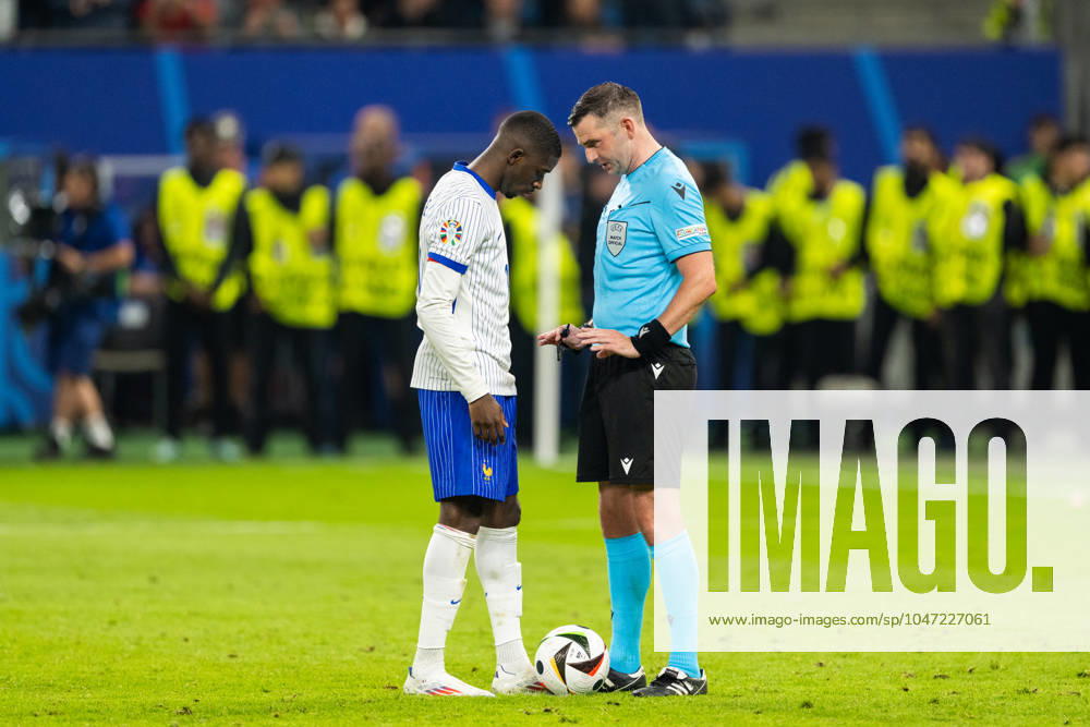 Portugal v France, UEFA EURO, EM, Europameisterschaft,Fussball 2024, Hamburg, Germany Hamburg, Germany. 05th, July 2024. Referee Michael Oliver seen with Ousmane Dembele (11) of France during the UEFA Euro 2024 quarter final match between Portugal and France at Volksparkstadion in Hamburg. Hamburg Germany