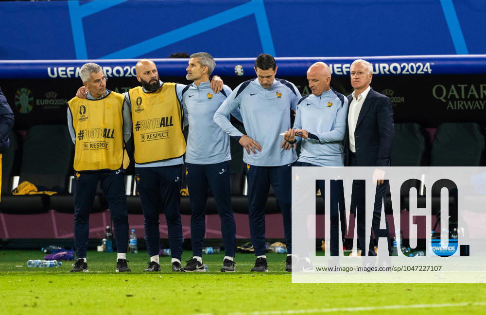 Portugal v France, UEFA EURO, EM, Europameisterschaft,Fussball 2024, Hamburg, Germany Hamburg, Germany. 05th, July 2024. Head coach Didier Deschamps of France seen with the staff during the penalty shoot out of the UEFA Euro 2024 quarter final match between Portugal and France at Volksparkstadion in Hamburg. Hamburg Germany