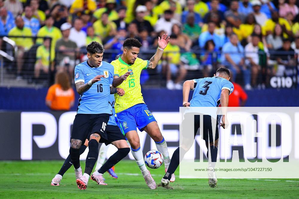 Copa America USA 2024 Uruguay (4p) 0-0 (2p) Brazil - Quarter-final Mathias Olivera (L) of Uruguay fights for the ball with Joao Gomes (R) of Brazil during the CONMEBOL Copa America 2024 Quarter-final match between Uruguay and Brazil, at Allegiant Stadium, on July 06, 2024 in Las Vegas, Nevada, United States. LAS VEGAS NEVADA UNITED STATES