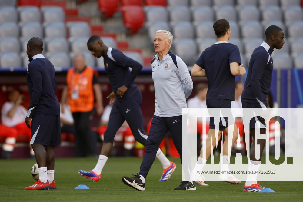 France s head coach Didier Deschamps (C) leads the team s training session in Munich, Germany, 08 July 2024, on the eve of their Euro2024 semi-final soccer match against Spain. France s training session !ACHTUNG: NUR REDAKTIONELLE NUTZUNG!