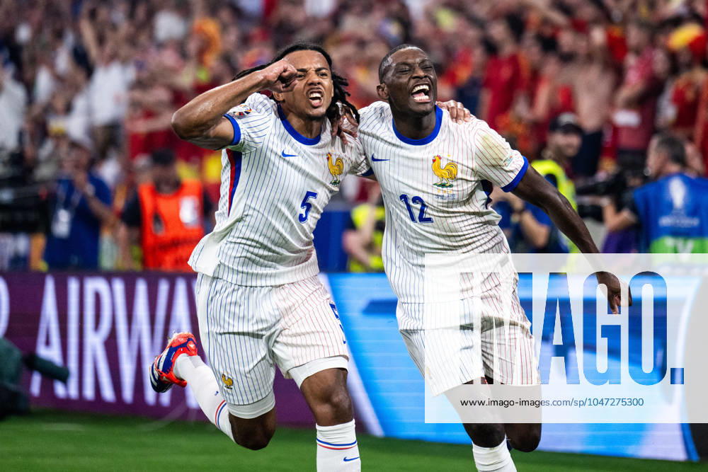 Jules Koundà and Randal Kolo Muani of France celebrate after 0 1 during the UEFA Euro 2024 Football Championship semifinal between Spain and France on July 9, 2024 in Munich Photo Mathias Bergeld BILDBYRAN kod MB MB0944 fotboll football soccer fotballs em europamästerskap em uefa euro uefa european football championship euro 2024 semifinal semifinals spanien spain frankrike france bbeng jubel