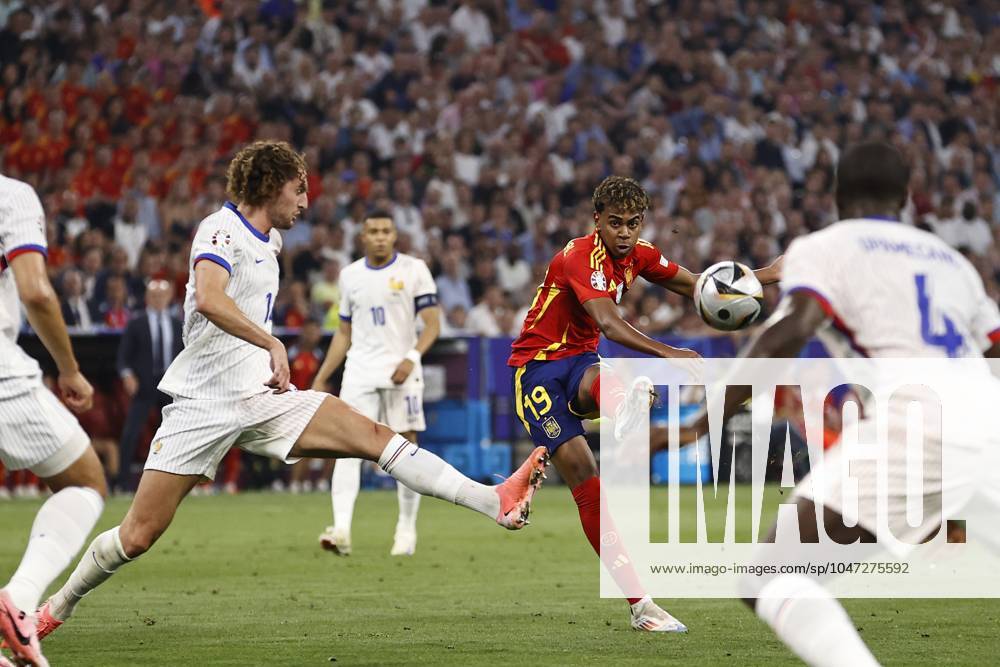 EURO 2024, Die Highlights MUNICH - (l-r) William Saliba of France, Adrien Rabiot of France, Lamine Yamal of Spain scores 1-1 during the UEFA EURO, EM, Europameisterschaft,Fussball 2024 semi-final match between Spain and France at the Munich Football Arena on July 9, 2024 in Munich, Germany. ANP Hollandse Hoogte Maurice van Steen UEFA EURO 2024 2024 ANPxSportx SteenxFotografiexIVx 503133227 originalFilename: 503133227
