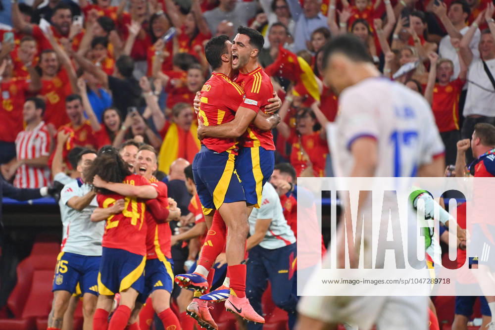 Final cheer, players, team photo, team, squad, team photo, with RODRI ESP and Mikel MERINO ESP, cheering, joy, enthusiasm, semi-final Spain ESP France FRA 2 1 on 09 07 2024, Football Arena Munich Football UEFA EURO 2024 GERMANY from 14 06 2024 14 07 2024