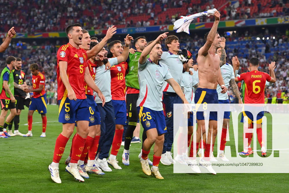 Final cheer ,Players,Team photo,Team,Team,Team photo, with a.o. from left Daniel VIVIAN ESP ,Dani OLMO ESP ,Martin ZUBIMENDI ESP , Fermin LOPEZ ESP , Fabian RUIZ ESP , Cheering,Joy,Enthusiasm,Action Semi Final Spain ESP France FRA 2 1 on 09 07 2024, Soccer Arena Munich Soccer UEFA EURO 2024 GERMANY from 14 06 2024 14 07 2024