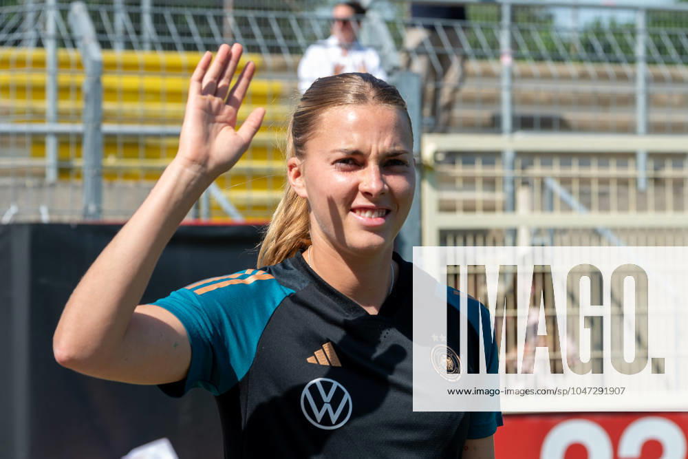 National womens soccer team, public training on 09 07 2024 at the Paul Janes Stadium in Duesseldorf Laura Freigang Germany, 10 waves to the fans Important note According to FIFA or UEFA regulations, it is prohibited to use or have used photographs taken in the stadium and or of the match in the form of sequential images and or video-like photo series Foto Kirchner Media TH