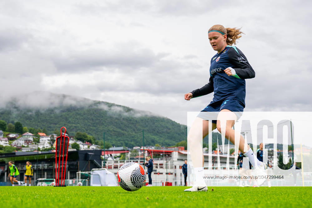 Signe Gaupset of the Norwegian women s national football team during a training session on July 10, 2024 in Bergen Photo Vegard Grott BILDBYRAN kod VG VG0624 bbeng fotboll football soccer fotball norge norway women dam uefa euro qualifier em kvalifisering kvinner em kvalik em kval träning practice training trening