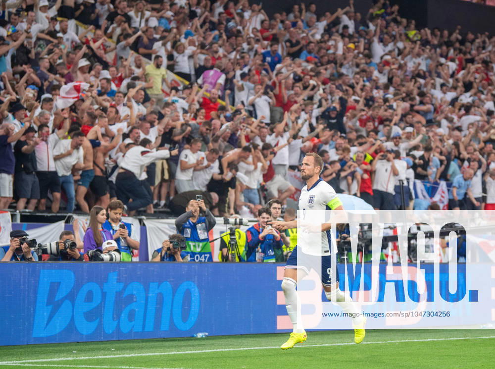Football, men, 2023 24 season, UEFA Euro EM 2024, semi-final in Dortmund, Netherlands England, Harry Kane England and fans, cheering after goal to 1 1, 10 07 2024,