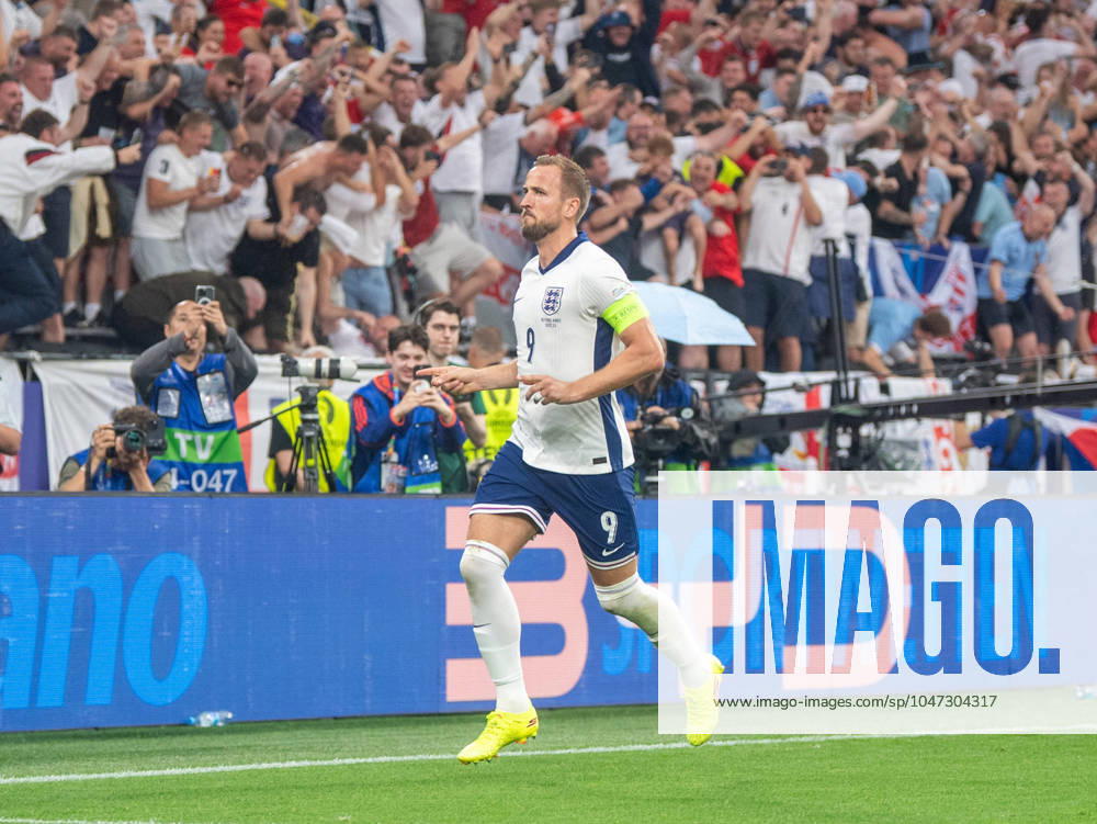 Football, men, 2023 24 season, UEFA Euro EM 2024, semi-final in Dortmund, Netherlands England, Harry Kane England and fans, cheering after goal to 1 1, 10 07 2024,