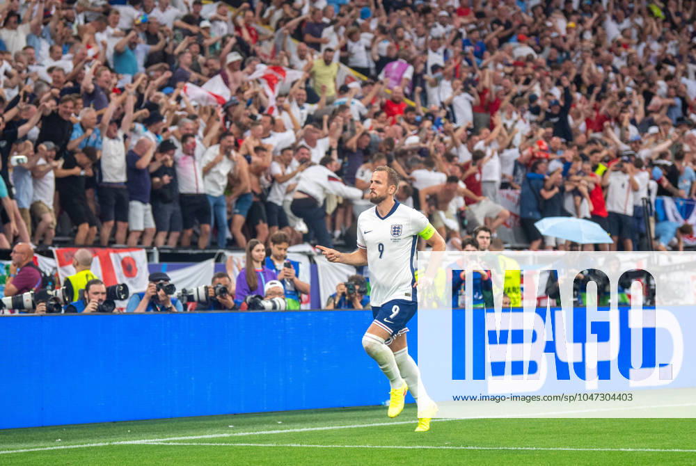 Football, men, 2023 24 season, UEFA Euro EM 2024, semi-final in Dortmund, Netherlands England, Harry Kane England and fans, cheering after goal to 1 1, 10 07 2024,