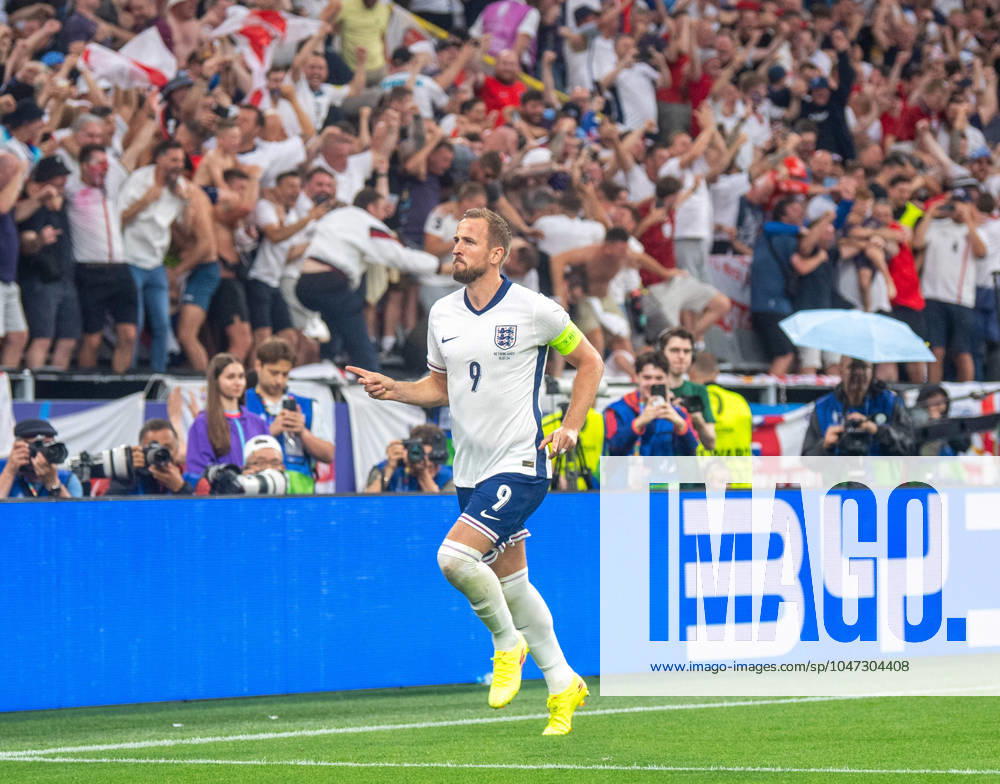 Football, men, 2023 24 season, UEFA Euro EM 2024, semi-final in Dortmund, Netherlands England, Harry Kane England and fans, cheering after goal to 1 1, 10 07 2024,