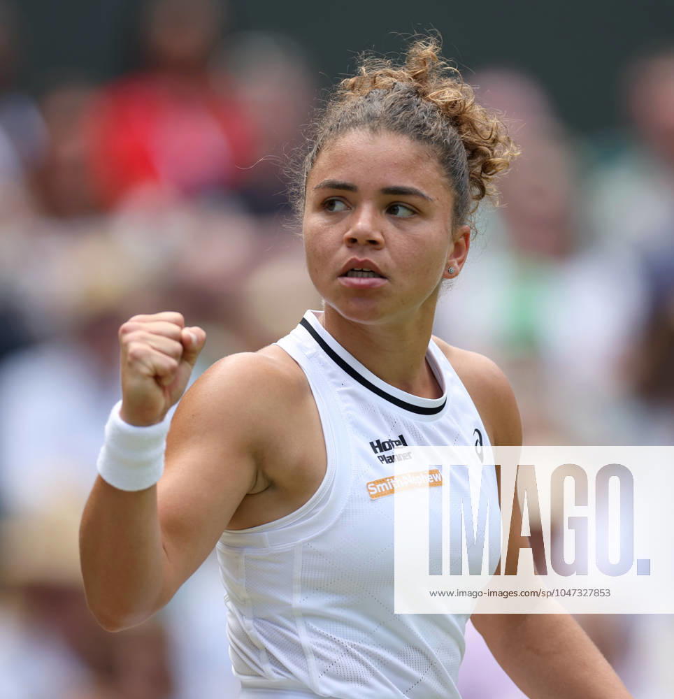 (240711) -- LONDON, July 11, 2024 -- Jasmine Paolini celebrates scoring during the women s singles semifinal match between Jasmine Paolini of Italy and Donna Vekic of Croatia at Wimbledon tennis Championship in London, Britain, July 11, 2024. ) (SP)BRITAIN-LONDON-TENNIS-WIMBLEDON-WOMEN S SINGLES-SEMIFINALS LixYing