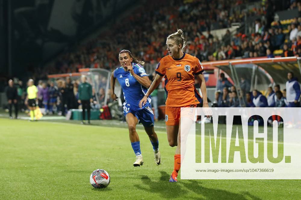 SITTARD - (l-r) Agnese Bonfantini of Italy, Vivianne Miedema of Holland during the European Championship, EM, Europameisterschaft qualifying match for women between the Netherlands (w) and Italy (w) at the Fortuna Sittard Stadium on July 12, 2024 in Sittard, Netherlands. ANP BART STOUTJESDIJK Women s EURO 2025 Qualifiers 2024 ANPxSportx IVx 503358118 originalFilename: 503358118