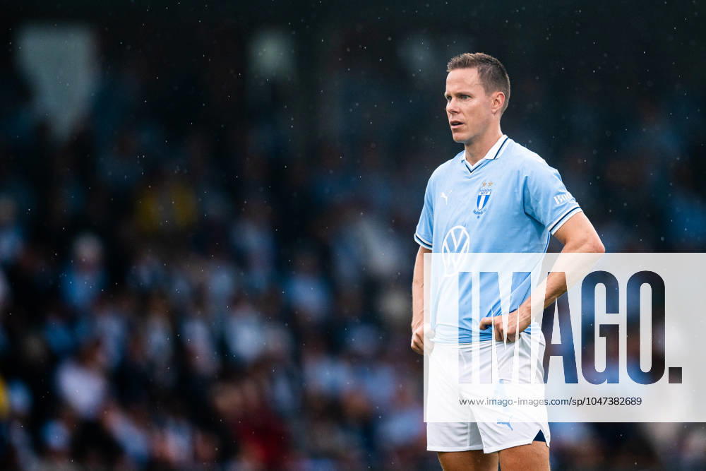 Malmö FFs Niklas Moisander dips during the football match in Allsvenskan between Mjällby and Malmö FF on July 13, 2024 in Hällevik