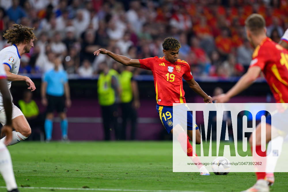 KAI SCHWOERER Lamine Yamal of Spain shoots to score the 1-1 goal during the UEFA EURO, EM, Europameisterschaft,Fussball 2024 semi-final match between Spain and France at Munich Football Arena on July 9, 2024 in Munich, Germany. 090724-CPL-ESPvFRA-173