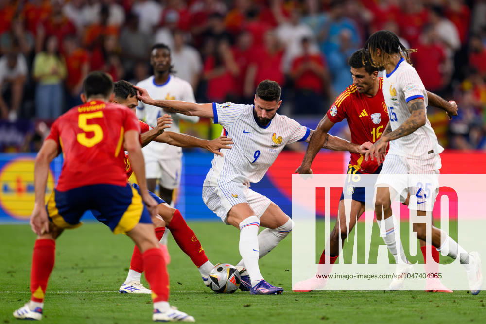 KAI SCHWOERER Olivier Giroud of France controls the ball against Rodri of Spain (R) during the UEFA EURO, EM, Europameisterschaft,Fussball 2024 semi-final match between Spain and France at Munich Football Arena on July 9, 2024 in Munich, Germany. 090724-CPL-ESPvFRA-225