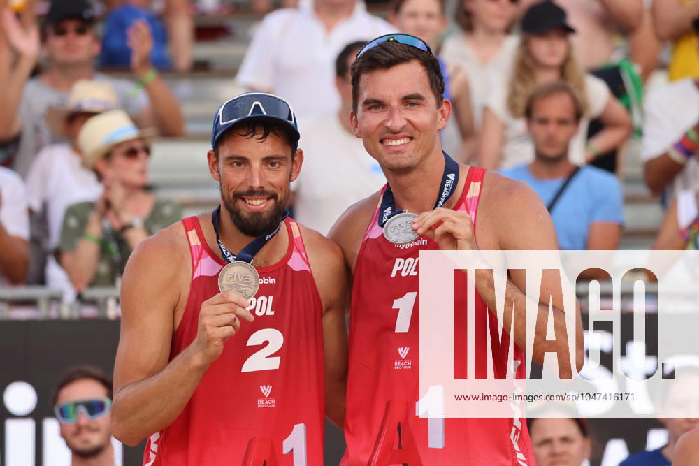 BEACHVOLLEYBALL - Beach Pro Vienna VIENNA,AUSTRIA,14.JUL.24 - Beach volleyball, Beachvolleyball - A1 Beach Pro Vienna. Image shows Bartosz Losiak and Michal Bryl (POL). Keywords: medal. GEPAxpictures xMathiasxMandl