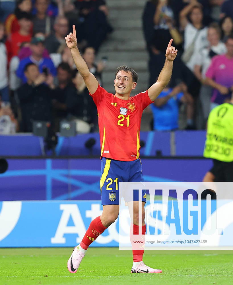 Spain England UEFA EURO 2024 Final Berlin, 14 07 2024, Olympiastadion, UEFA EURO 2024 Germany, Final, Spain ESP England ENG , In the picture Goal for Spain Mikel Oyarzabal 21, ESP scores to 2 1 and cheers ,