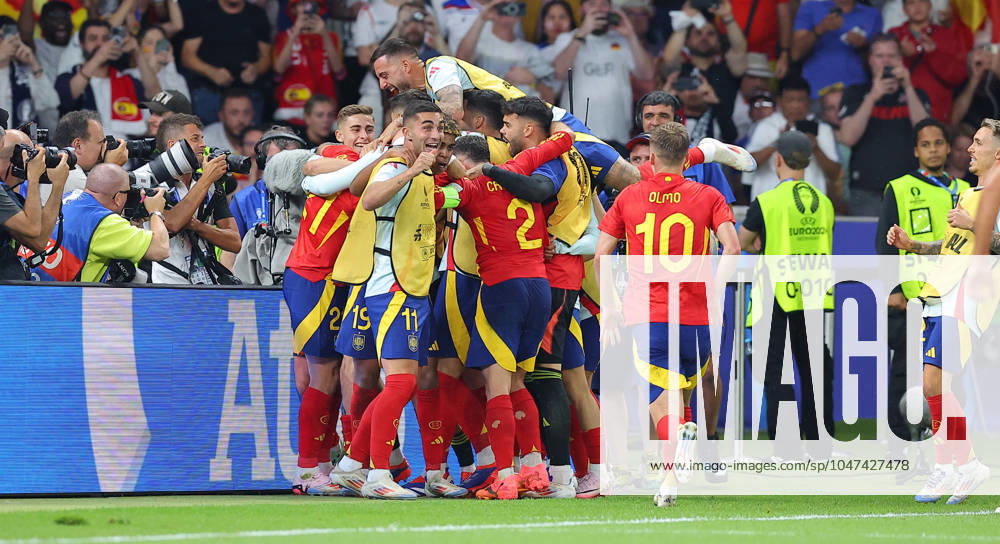 Spain England UEFA EURO 2024 Final Berlin, 14 07 2024, Olympiastadion, UEFA EURO 2024 Germany, Final, Spain ESP England ENG , In the picture Goal for Spain EMikel Oyarzabal 21, ESP scores to 2 1 and cheers with his teammates ,