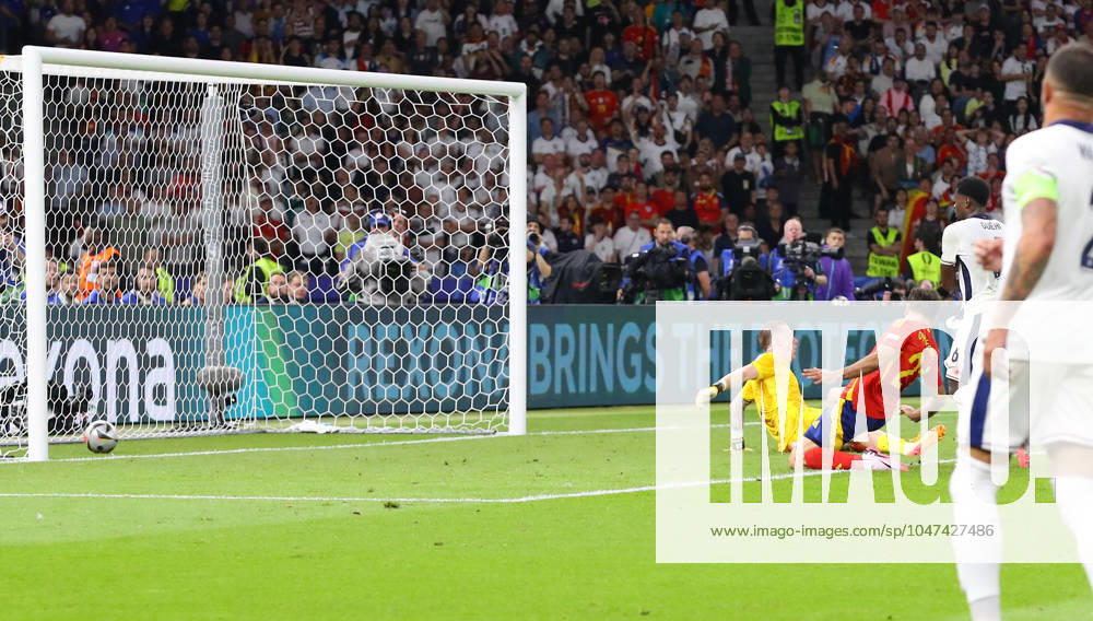 Spain England UEFA EURO 2024 Final Berlin, 14 07 2024, Olympiastadion, UEFA EURO 2024 Germany, Final, Spain ESP England ENG , In the picture Goal for Spain Eberechi Eze 21, ENG scores to 2 1 ,