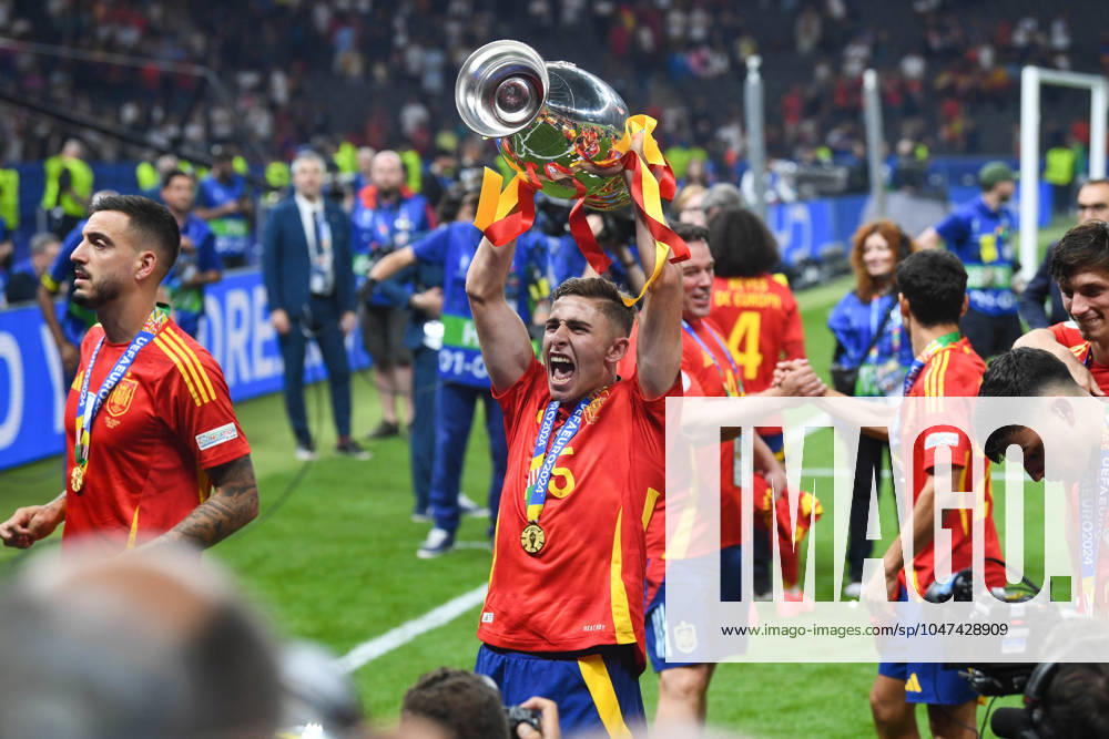 Football, Men, Season 2023 24, UEFA Euro EM 2024, Final in Berlin, Spain England, Alex Baena Spain celebrate after winning the UEFA European Championship 2024 with the trophy , 14 07 2024,
