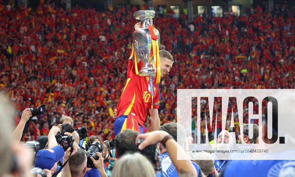 Spain England UEFA EURO 2024 Final Berlin, 14 07 2024, Olympiastadion, UEFA EURO 2024 Germany, Final, Spain ESP England ENG 2 1 1 0 , In the picture Spain is European Champion of UEFA Euro 2024 cheering Spain Dani Olmo 10, ESP cheers with the winners cup ,