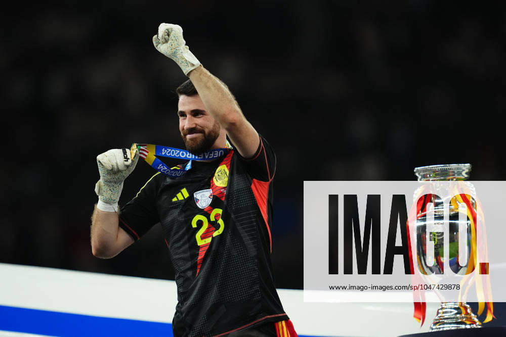 GER: Spain v England. UEFA EURO, EM, Europameisterschaft,Fussball 2024 Final Unai Simon of Spain celebrates the victory at full time during the UEFA Euro 2024 match between Spain and England, Final, played at Olympiastadion on July 14, 2024 in Berlin, Germany. kpng