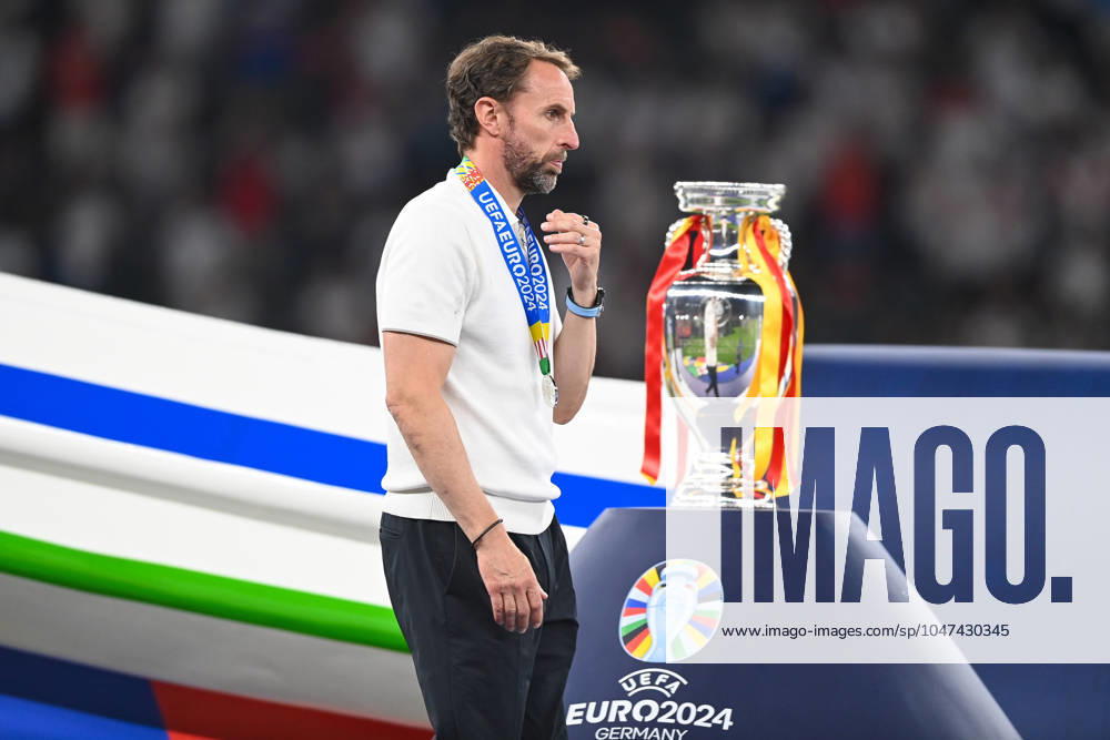 Football, men, season 2023 24, UEFA Euro EM 2024, final in Berlin, Spain England, coach Gareth Southgate England is dissatisfied, disappointed, disappointed, dejected and passes the cup , 14 07 2024,