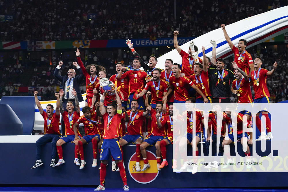 GER: Spain v England. UEFA EURO, EM, Europameisterschaft,Fussball 2024 Final Spanish team group, Mannschaftsbild, Totale with the trophy during the UEFA Euro 2024 match between Spain and England, Final, played at Olympiastadion on July 14, 2024 in Berlin, Germany. kpng