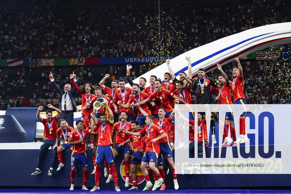 GER: Spain v England. UEFA EURO, EM, Europameisterschaft,Fussball 2024 Final Spanish team group, Mannschaftsbild, Totale with the trophy during the UEFA Euro 2024 match between Spain and England, Final, played at Olympiastadion on July 14, 2024 in Berlin, Germany. kpng