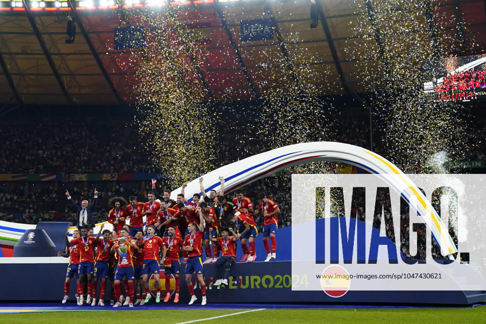 GER: Spain v England. UEFA EURO, EM, Europameisterschaft,Fussball 2024 Final Spanish team group, Mannschaftsbild, Totale with the trophy during the UEFA Euro 2024 match between Spain and England, Final, played at Olympiastadion on July 14, 2024 in Berlin, Germany. kpng
