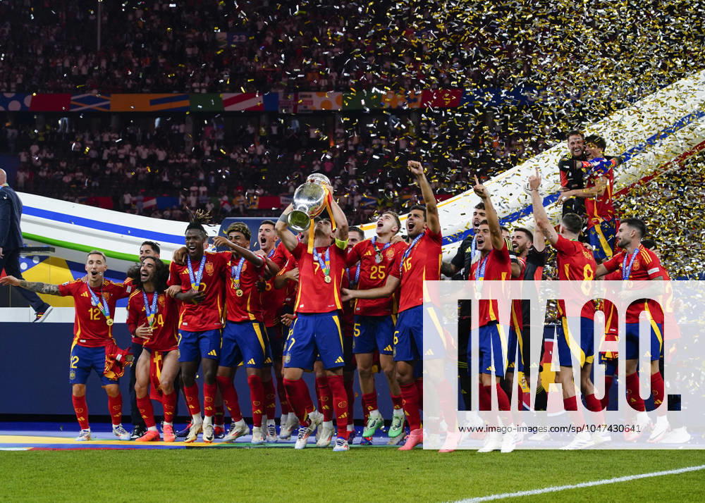 GER: Spain v England. UEFA EURO, EM, Europameisterschaft,Fussball 2024 Final Spanish team group, Mannschaftsbild, Totale with the trophy during the UEFA Euro 2024 match between Spain and England, Final, played at Olympiastadion on July 14, 2024 in Berlin, Germany. kpng
