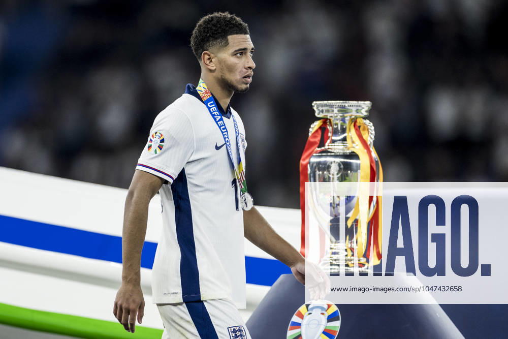 Spain v England, UEFA EURO, EM, Europameisterschaft,Fussball 2024 final, Berlin, Germany Berlin, Germany. 14th, July 2024. Jude Bellingham (10) of England is passing the trophy after the UEFA Euro 2024 final between Spain and England at Olympiastadion in Berlin. Berlin Germany