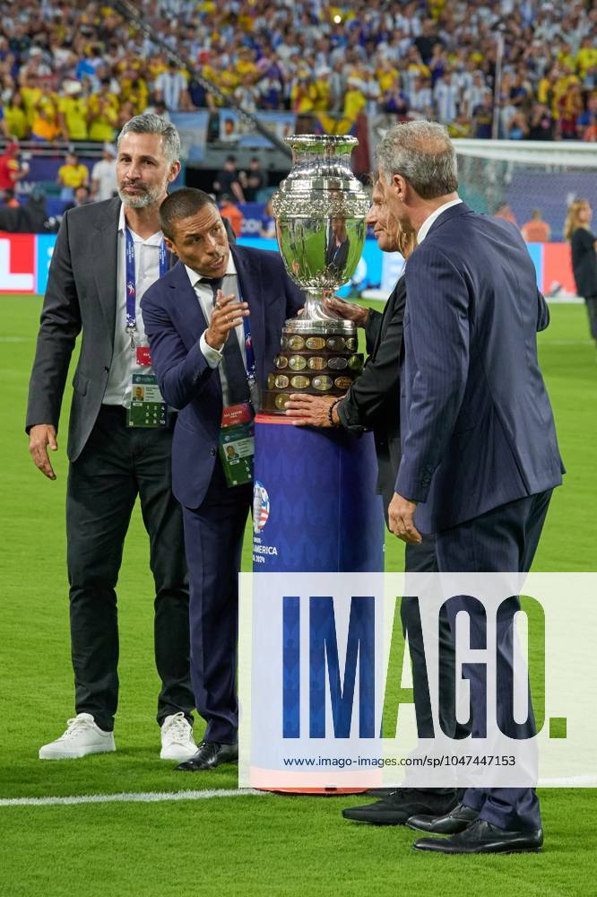 Copa America USA 2024 Argentina vs Colombia - Final Mario Yepes, Oscar Cordoba, Claudio Caniggio and Oscar Ruggeri poses with the Copa America trophy during Final match between Argentina and Colombia as part of CONMEBOL Copa America USA 2024 at Hard Rock Stadium on July 14, 2024 in Miami Gardens, Florida, United States. MIAMI GARDENS FLORIDA UNITED STATES