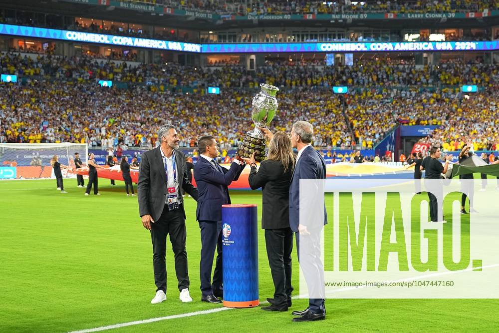 Copa America USA 2024 Argentina vs Colombia - Final Mario Yepes, Oscar Cordoba, Claudio Caniggio and Oscar Ruggeri poses with the Copa America trophy during Final match between Argentina and Colombia as part of CONMEBOL Copa America USA 2024 at Hard Rock Stadium on July 14, 2024 in Miami Gardens, Florida, United States. MIAMI GARDENS FLORIDA UNITED STATES