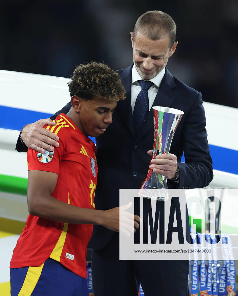 Berlin, Germany, 14th July 2024. Lamine Yamal of Spain is presented the best young player trophy by Aleksander Ceferin, President of UEFA during the UEFA European Championships final match at Olympiastadion, Berlin. Picture: Paul Terry Sportimage . SPI-3227-0193