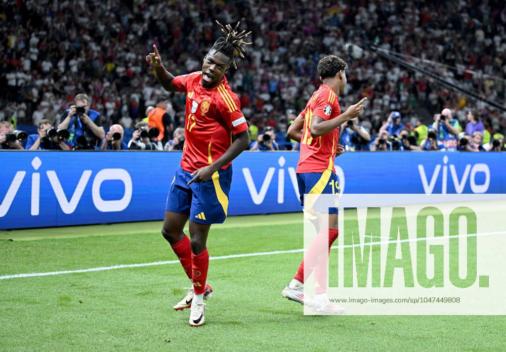Soccer Euro 2024 Final 14 07 2024 Spain England Spain Cheering dance after the goal to 1 0, from left, goal scorer Nico Williams with Lamine Yamal
