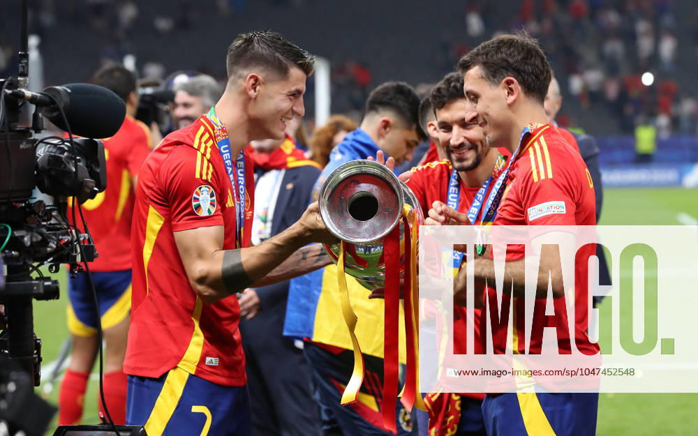 Alvaro Morata hands the trophy to winning goalscorer Mikel Oyarzabal, Spain Spanish team celebrates European Championship victory Sport Football Soccer European Championship Euro 2024 European Championship Final Men Season 2023 2024 14 07 2024 Spain ESP vs England ENG in Berlin Olympiastadion DFL regulations prohibit any use of photographs as image sequences and or quasi video