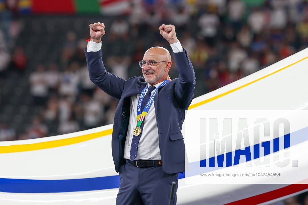 Cheers from head coach Luis de la Fuente Spain , Spain vs England, Football, UEFA Euro 2024, Final, 14 07 2024 Berlin Berlin Germany