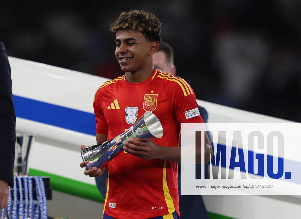 - Spain v England, UEFA EURO, EM, Europameisterschaft,Fussball 2024 Final, Berlin Olympiastadion, Berlin, Germany - 14th July 2024. Lamine Yamal of Spain with the trophy for UEFA Euro 2024 young player of tournament award. - Spain v England, UEFA Euro 2024 Final, Berlin Olympiastadion, Berlin, Germany - 14th July 2024. Berlin Berlin Olympiastadion Germany