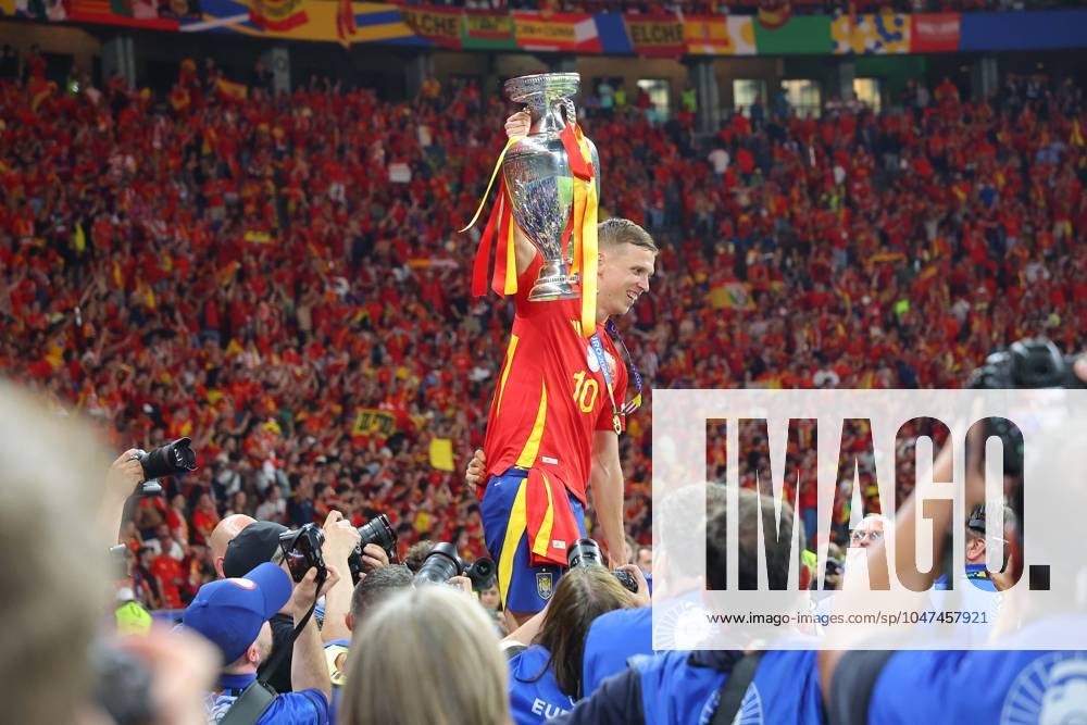 Spain England UEFA EURO 2024 Berlin, 14 07 2024, Olympiastadion, UEFA EURO 2024 Germany, Final, Spain England 2 1 0 0 , In the picture Dani Olmo 10, ESP with the European Championship trophy ,