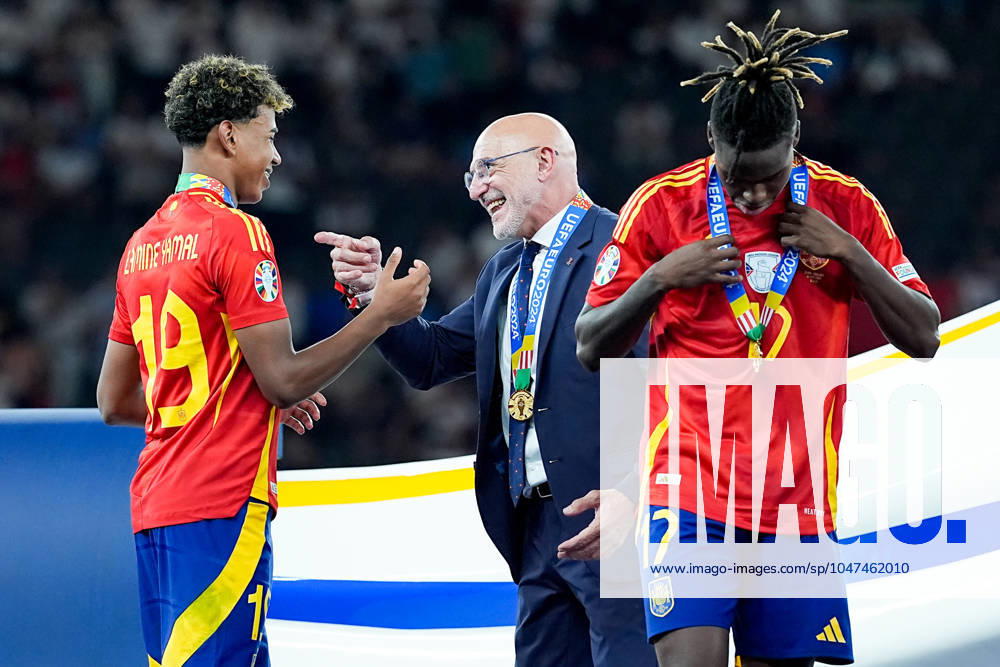 Berlin, Germany, July 14th 2024: Lamine Yamal (19 Spain) and Nico Williams (17 Spain) celebrating their victory with Head Coach of Spain Luis de la Fuente during the trophy ceremony after the UEFA EURO, EM, Europameisterschaft,Fussball 2024 Germany Final football match between Spain and England at Olympiastadion in Berlin, Germany. (Daniela Porcelli SPP)