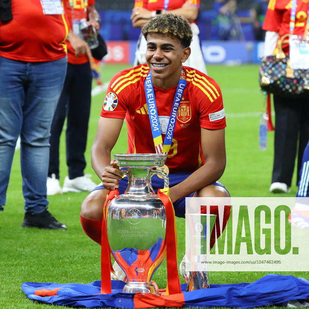 Spain England UEFA EURO 2024 Final Berlin, 14 07 2024, Olympiastadion, UEFA EURO 2024 Germany, Final, Spain England 2 1 0 0 , In the picture Lamine Yamal 19, ESP with the European Championship trophy and the trophy for the best young player ,