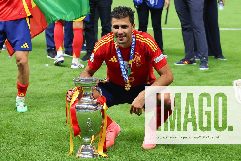 Spain England UEFA EURO 2024 Final Berlin, 14 07 2024, Olympiastadion, UEFA EURO 2024 Germany, Final, Spain England 2 1 0 0 , In the picture Rodri 16, ESP with the European Championship trophy ,