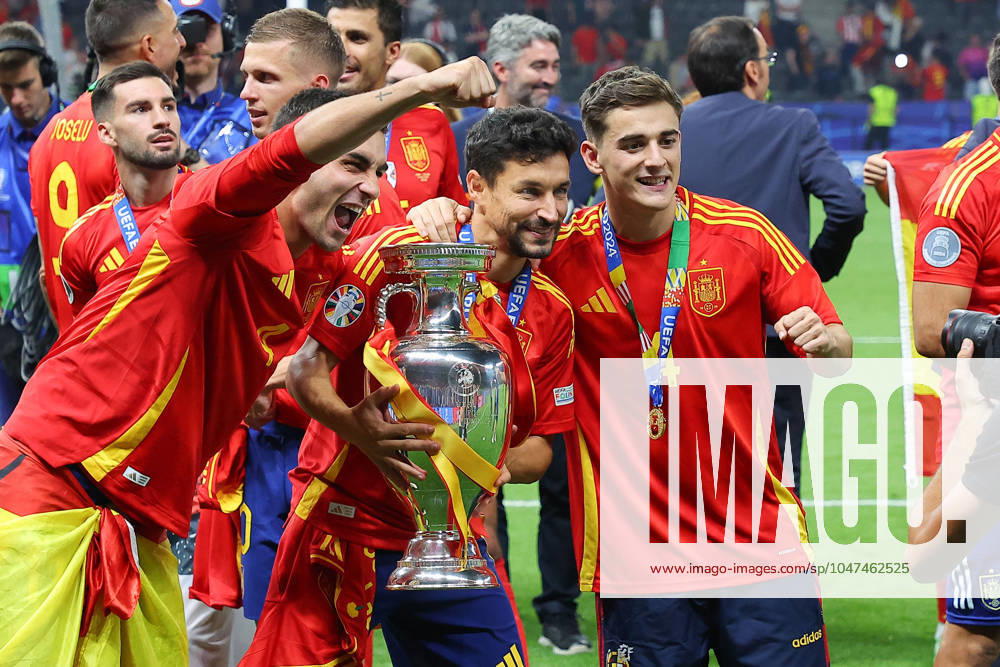 Spain England UEFA EURO 2024 Final Berlin, 14 07 2024, Olympiastadion, UEFA EURO 2024 Germany, Final, Spain England 2 1 0 0 , In the picture from l Ferran Torres 11, ESP , Jesus Navas 22, ESP and Gavi with the European Championship trophy ,