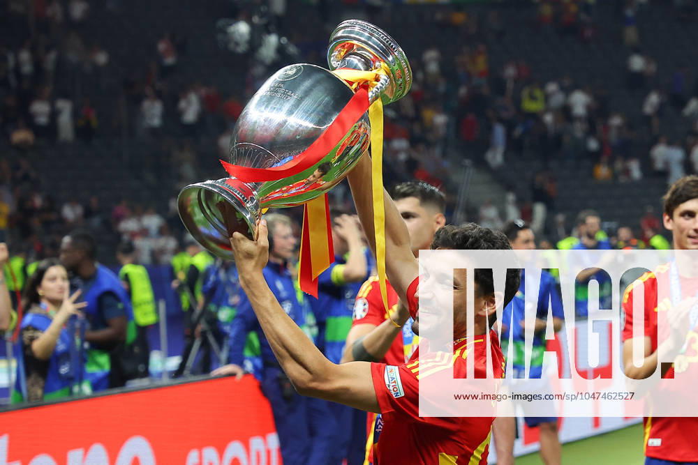 Spain England UEFA EURO 2024 Final Berlin, 14 07 2024, Olympiastadion, UEFA EURO 2024 Germany, Final, Spain England 2 1 0 0 , In the picture Jesus Navas 22, ESP with the European Championship trophy ,